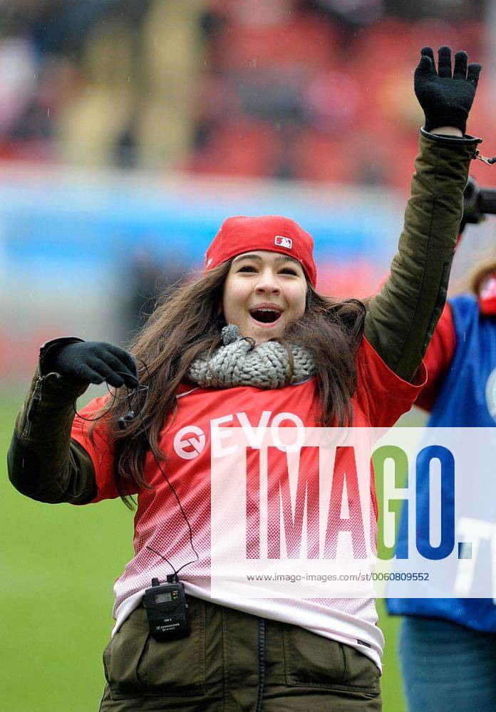Fussball Regionalliga Südwest, Offenbacher Kickers - TuS Koblenz v.l. Vivian Grisafi (Finalisten RTL Supertalent) sing in der Halbzeit für den OFC Foto: Huebner Scheiber Fussball Regionalliga Südwest, Offenbacher Kickers - TuS Koblenz