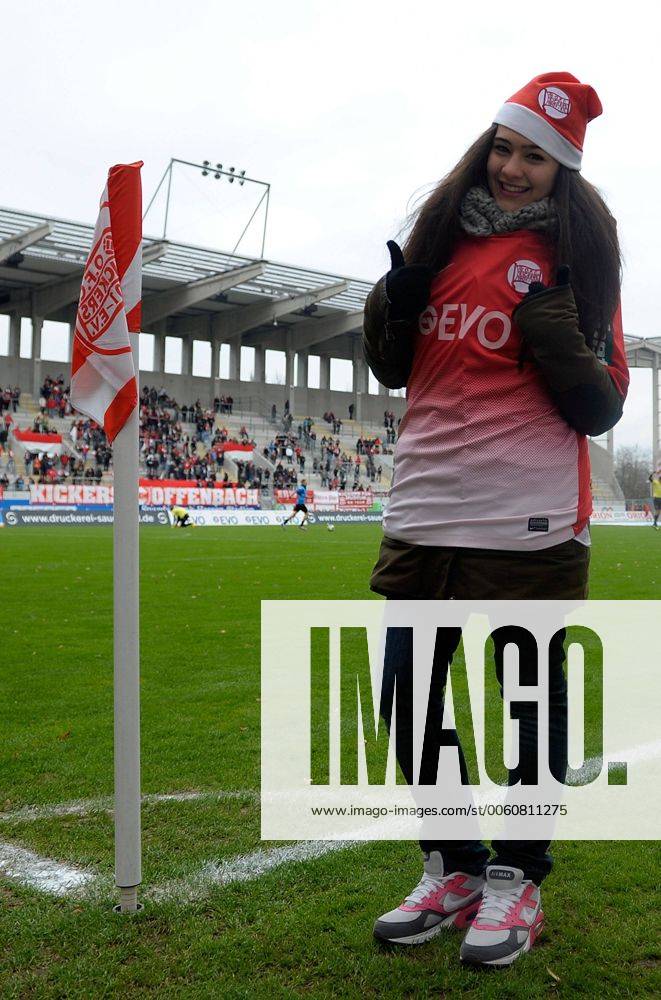 Fussball Regionalliga Suedwest, Offenbacher Kickers - TuS Koblenz v.l. Viviana Grisafi (Finalisten RTL Supertalent) vor dem Spiel Foto: Huebner Scheiber Fussball Regionalliga Suedwest, Offenbacher Kickers - TuS Koblenz