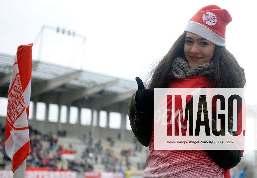 Fussball Regionalliga Suedwest, Offenbacher Kickers - TuS Koblenz v.l. Viviana Grisafi (Finalisten RTL Supertalent) vor dem Spiel Foto: Huebner Scheiber Fussball Regionalliga Suedwest, Offenbacher Kickers - TuS Koblenz