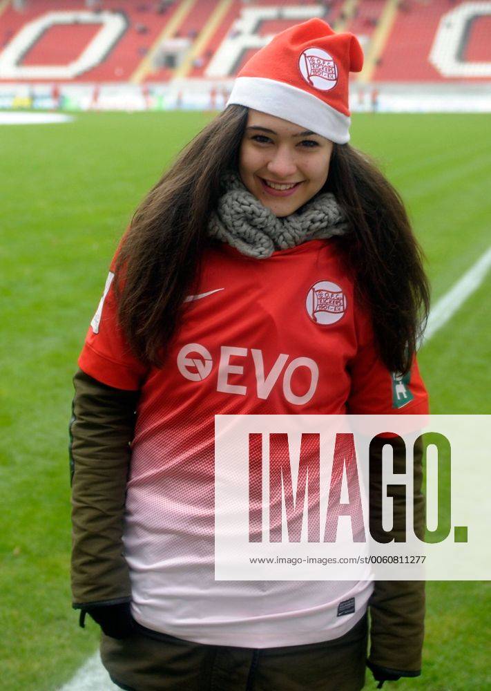 Fussball Regionalliga Suedwest, Offenbacher Kickers - TuS Koblenz v.l. Viviana Grisafi (Finalisten RTL Supertalent) vor dem Spiel Foto: Huebner Scheiber Fussball Regionalliga Suedwest, Offenbacher Kickers - TuS Koblenz