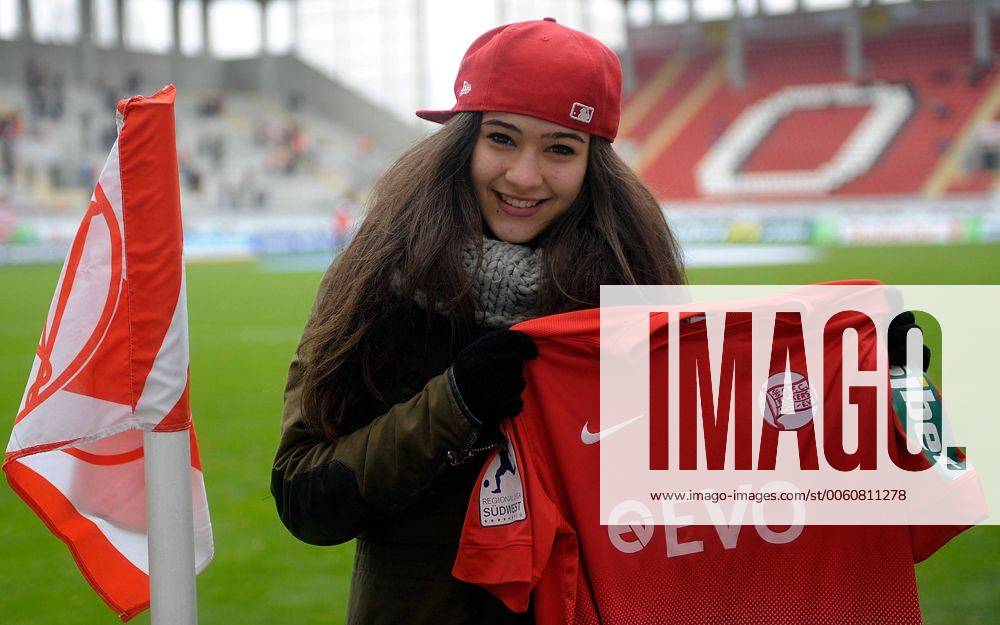 Fussball Regionalliga Suedwest, Offenbacher Kickers - TuS Koblenz v.l. Viviana Grisafi (Finalisten RTL Supertalent) vor dem Spiel Foto: Huebner Scheiber Fussball Regionalliga Suedwest, Offenbacher Kickers - TuS Koblenz