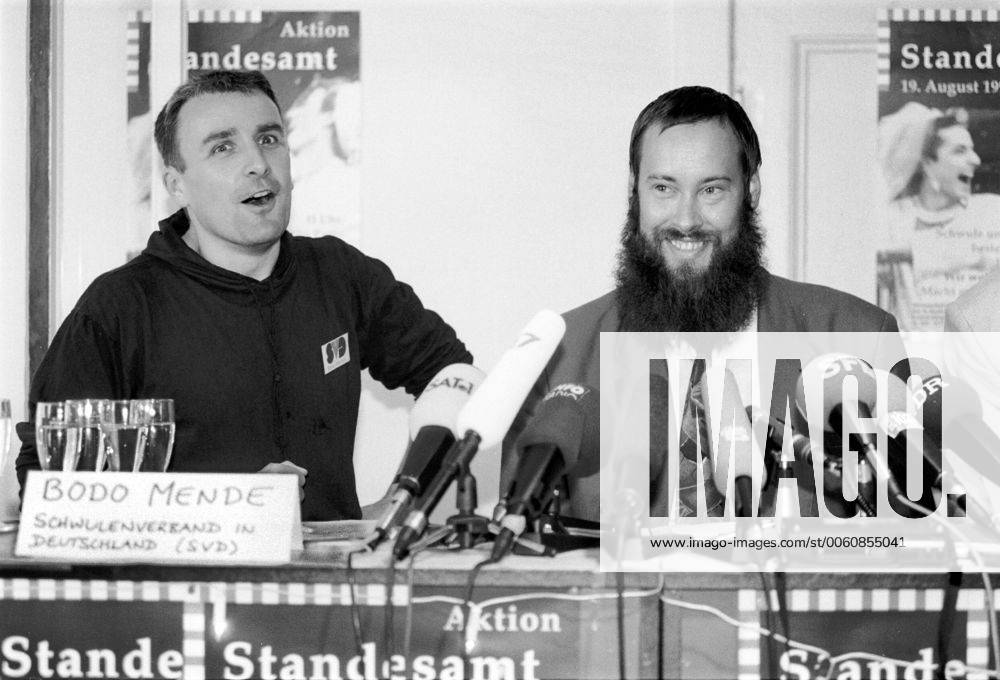 Aktion Standesamt Aktion Standesamt , Lesbische und Schwule Paare versuchen ein Aufgebot zu machen; Pressekonferenz im Manometer , mit Bodo Mende- Schwulenverband in Deutschland SVD (links) und Senator Thomas Krueger, DEU, Berlin-Lichtenberg, 19.08.1992;