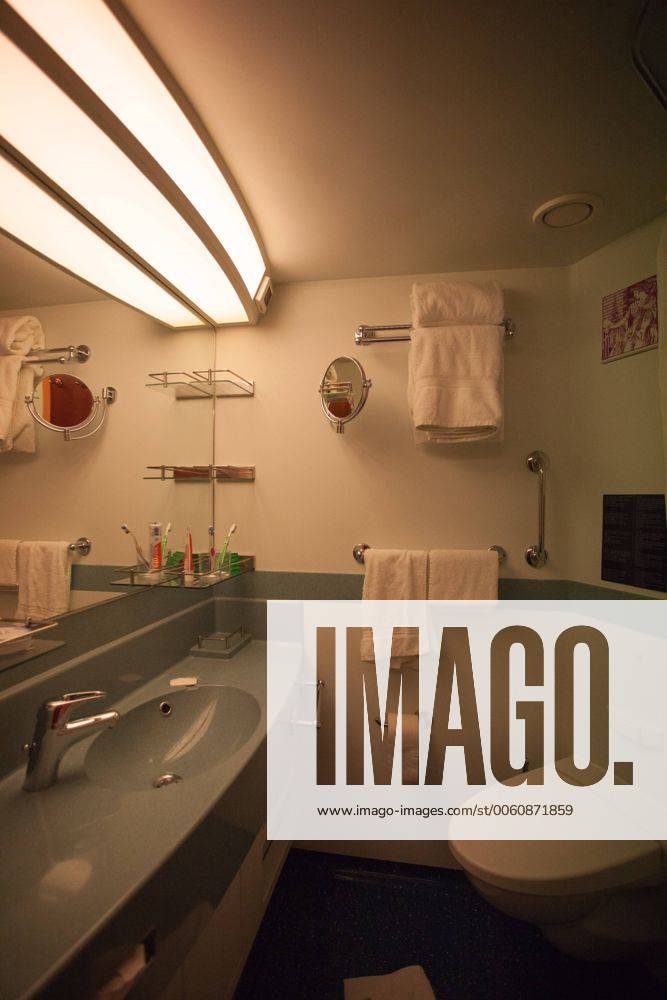 Badezimmer mit Toilette und Waschtisch auf der Costa Pacifica Die unter italienischer Flagge fahrende Costa Pacifica ist ein Kreuzfahrtschiff der Reederei Costa Crociere, Heimathafen Genua. Länge 290 Meter, Breite 36 Meter, Geschwindigkeit 23 Knoten, Tiefgang 8 Meter, ca. 3500 Passagiere und 1100 Besatzungsmitglieder finden Platz an Bord. Insgesamt verfügt die Costa Pacifica über 1.504 Kabinen, 5 Restaurants und 13 Bars, Weiter an Bord: Theater über 3 Decks, Diskothek, Grand-Prix-Rennwagen-Simulator, Wasserrutsche, Bibliothek, Kasino, Tonstudio, Großer Wellness-Bereich über 6000 m2 An Bord der Costa Pacifica befinden sich 308 Original-Kunstwerke und 5.929 Auflagenobjekte, die mit der künstlerischen Beratung von Nicola Salvatore und dem Studio Cervi & Rossi ausgewählt wurden.