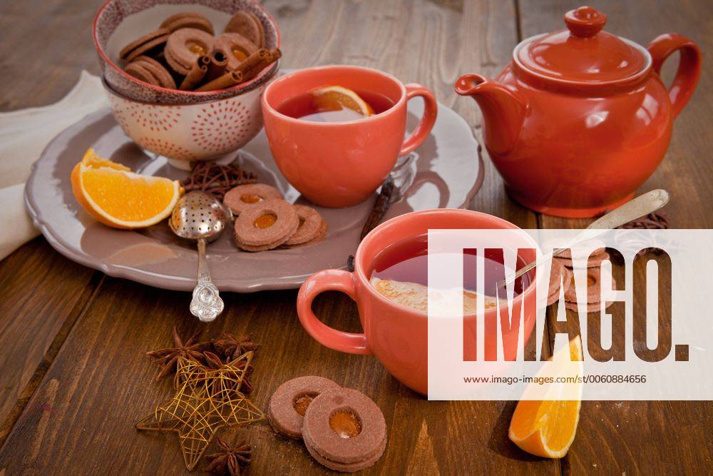 Heisser Tee, Gluehwein und Plätzchen zur Weihnachtszeit 1079700474