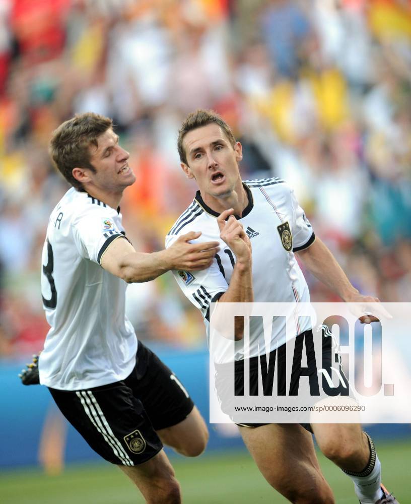 Miroslav Klose (R) and Thomas Müller of Germany celebrate the opening goal during the match between England and Germany at the 2010 FIFA World Cup at Free State stadium in Bloemfontein on June 27, 2010. o0 Freude