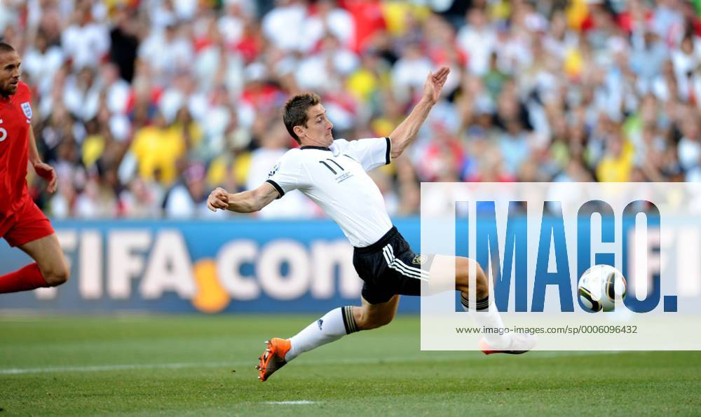 Miroslav Klose (R) of Germany shoots to score during the match between England and Germany at the 2010 FIFA World Cup at Free State stadium in Bloemfontein, on June 27, 2010. o0 Tor