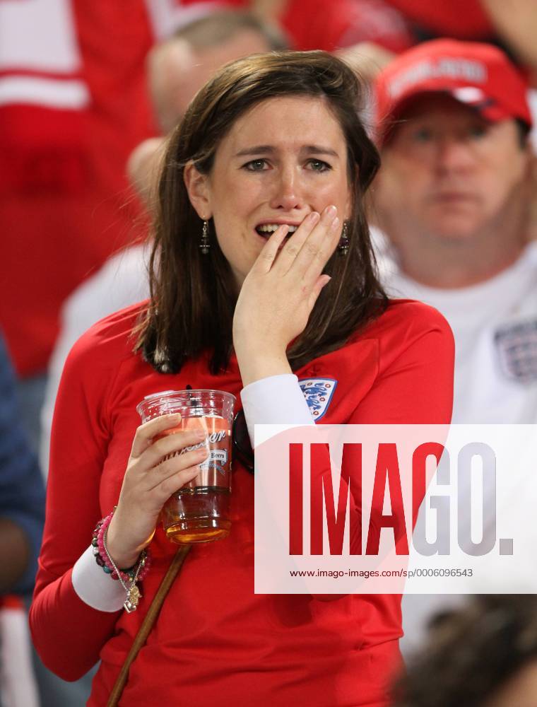 An England fan looks on dejected at the ending whistle FIFA World Cup 2010 Round of 16 27th June, 2010 . o0 Frau weiblich Verzweiflung Einzelbild