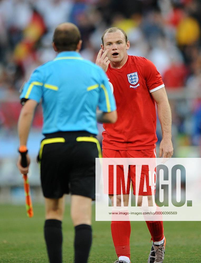 Are you blind? England s Wayne Rooney talks with the assistant referee Mauricio Espinosa (URU) after Lampards goal at the Free State Stadium, Bloemfontein o0 Spannung reklamieren, beschweren, meckern Gestik