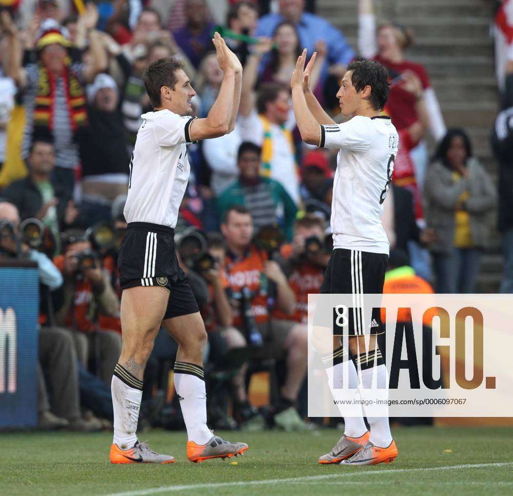 FIFA Weltmeisterschaften 2010, Achtelfinale , Gruppe , Deutschland MIROSLAV Klose (li.) , Mesut Özil jubeln o0 Freude