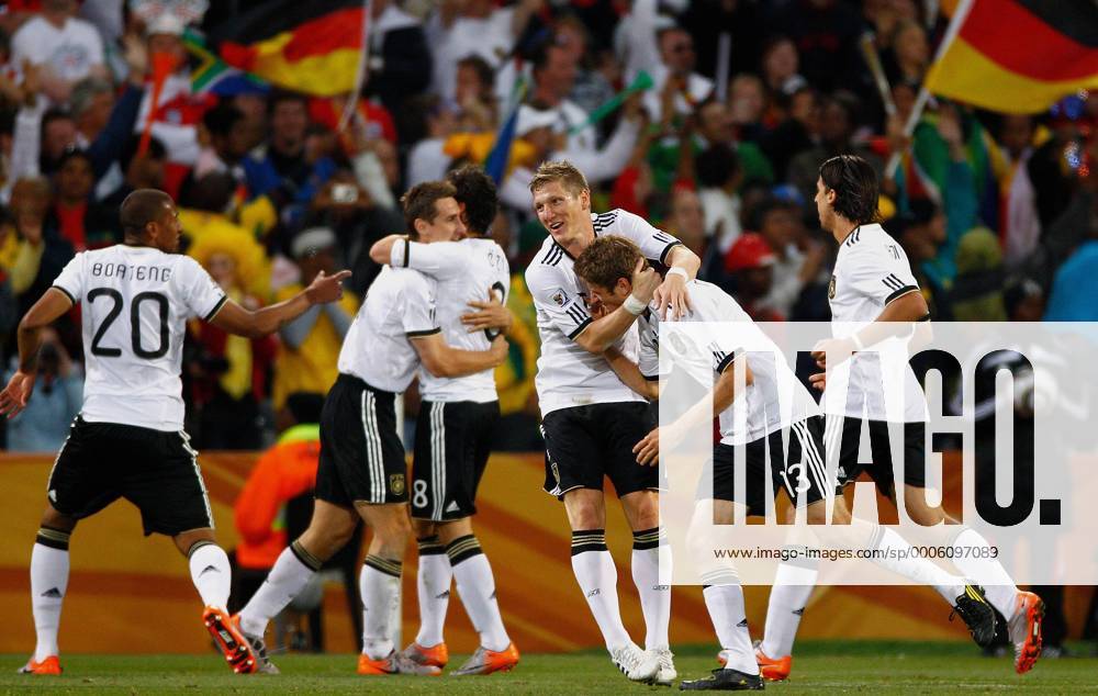 FUSSBALL WM 2010 ACHTELFINALE 27.06.2010 Deutschland - England JUBEL Deutschland; Bastian SCHWEINSTEIGER (vorne Mitte) umarmt Thomas MUELLER o0 Freude