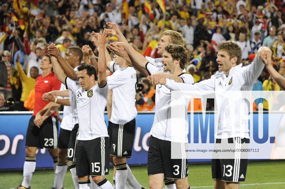Schlussjubel Deutschland, vorn v.re.: Thomas Müller, Arne Friedrich, Per Mertesacker und Piotr Trochowski - Achtelfinale, Fussball Weltmeisterschaft 2010 o0 Jubel Freude