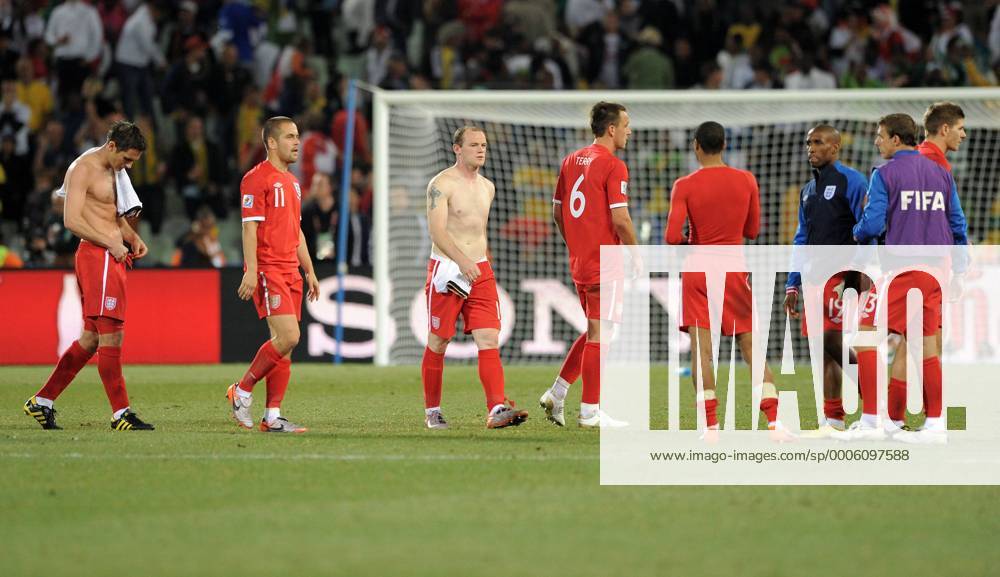 FUSSBALL WM 2010 ACHTELFINALE 27.06.2010 Deutschland - England Frank Lampard, Joe COLE, Wayne ROONEY, John TERRY (v.li., England) o0 Enttäuschung