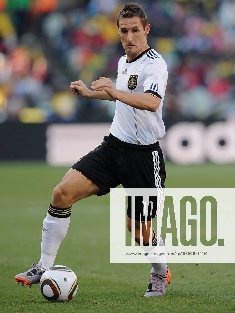 FUSSBALL WM 2010, ACHTELFINALE, 27.06.2010, Deutschland - England 4:1, Miroslav KLOSE (Deutschland) am Ball -
