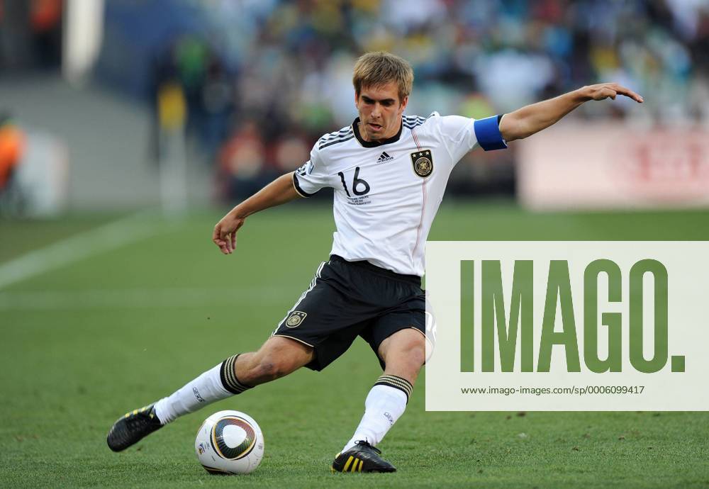 FUSSBALL WM 2010, ACHTELFINALE, 27.06.2010, Deutschland - England 4:1, Philipp Lahm (Deutschland) am Ball -