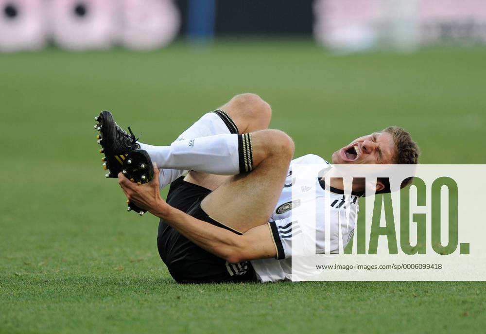 FUSSBALL WM 2010, ACHTELFINALE, 27.06.2010, Deutschland - England 4:1, Thomas MÜLLER (Deutschland) verletzt am Boden - o0 Verletzung, Schmerz