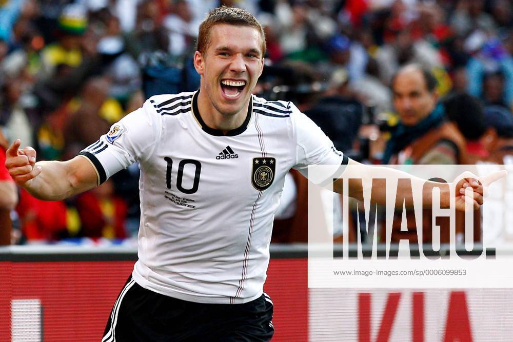 FUSSBALL WM 2010 ACHTELFINALE 27.06.2010 Deutschland - England Lukas PODOLSKI (Deutschland) bejubelt seinen Treffer o0 Jubel Freude Emotionen