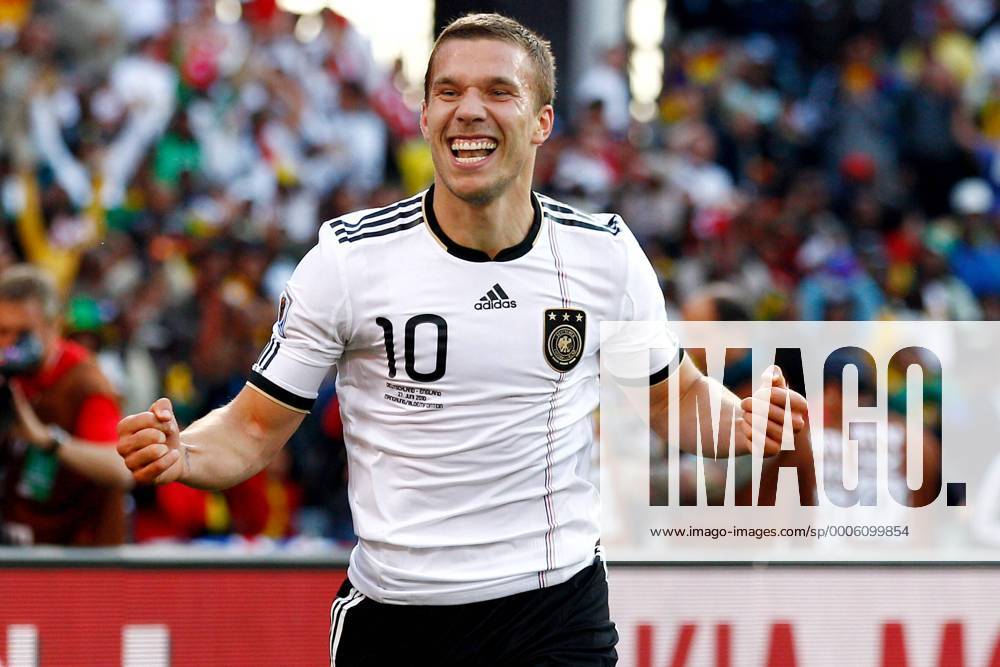 FUSSBALL WM 2010 ACHTELFINALE 27.06.2010 Deutschland - England Lukas PODOLSKI (Deutschland) bejubelt seinen Treffer o0 Jubel Freude Glück