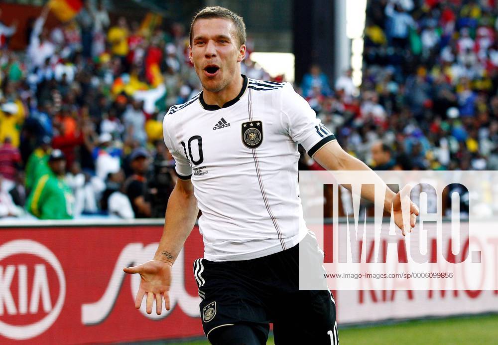FUSSBALL WM 2010 ACHTELFINALE 27.06.2010 Deutschland - England Lukas PODOLSKI (Deutschland) bejubelt seinen Treffer o0 Jubel Freude