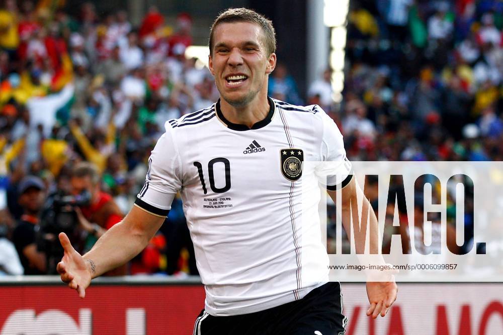 FUSSBALL WM 2010 ACHTELFINALE 27.06.2010 Deutschland - England Lukas PODOLSKI (Deutschland) bejubelt seinen Treffer o0 Jubel Freude