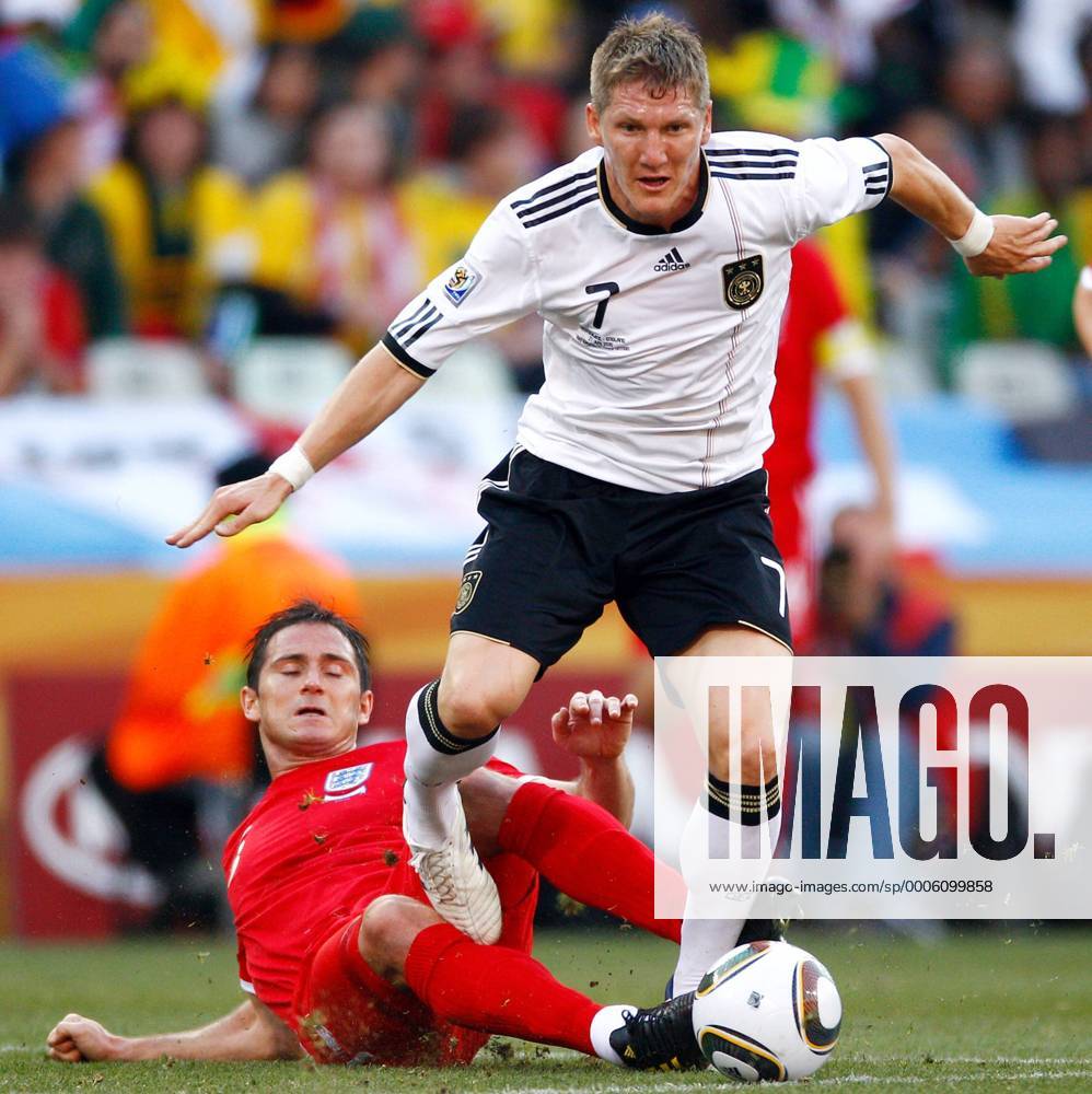 FUSSBALL WM 2010 ACHTELFINALE 27.06.2010 Deutschland - England Bastian SCHWEINSTEIGER (re, Deutschland) gegen Frank LAMPARD (England, am Boden) o0 Dynamik