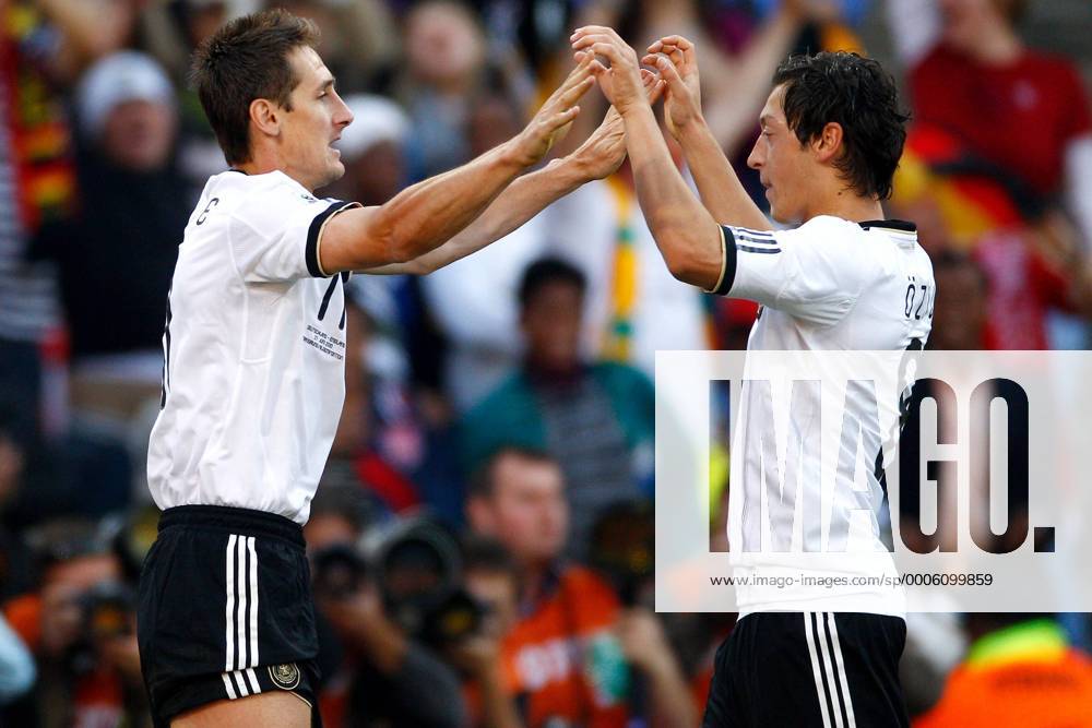 FUSSBALL WM 2010 ACHTELFINALE 27.06.2010 Deutschland - England Miroslav KLOSE (li, Deutschland) jubelt mit Mesut OEZIL (re, Deutschland) o0 Freude