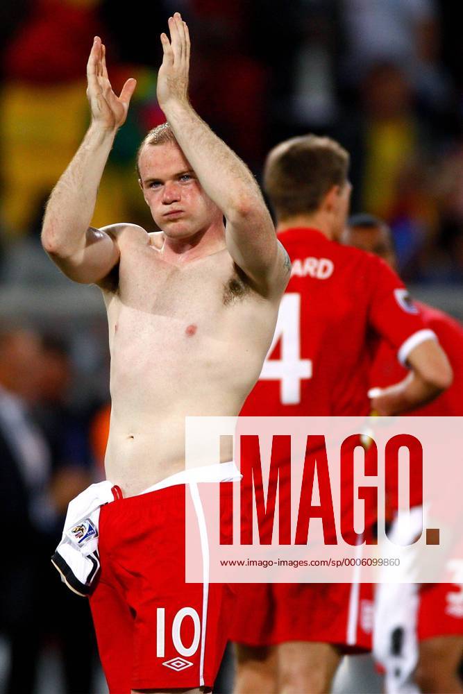 FUSSBALL WM 2010 ACHTELFINALE 27.06.2010 Deutschland - England Wayne ROONEY (England) nach dem Abpfiff enttaeuscht o0 nackt
