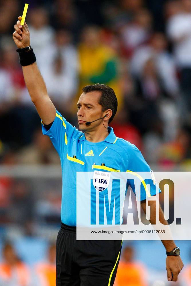 FUSSBALL WM 2010 ACHTELFINALE 27.06.2010 Deutschland - England, Schiedsrichter Jorge LARRIONDA (Uruguay) zeigt Gelb --