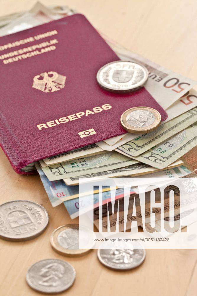 Deutscher Reisepass mit verschiedenen Währungen 1079700624