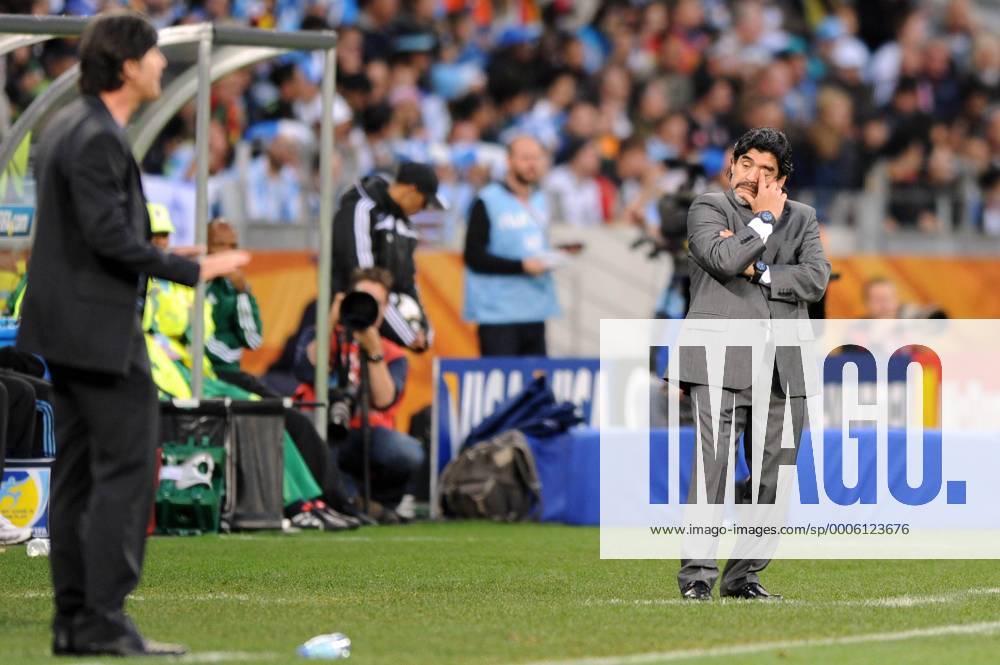 Diego MARADONA (ARG),Trainer ,ganze Figur,ratlos,Enttaeuschung,Frust,enttaeuscht,frustriert,niedergeschlagen.Li:Bundestrainer Joachim LOEW (GER). Argentinien (ARG)-Deutschland (GER). Viertelfinale,Round of 8,Fifa World Cup 2010,03.07.2010. o0 Nationaltrainer Trainer