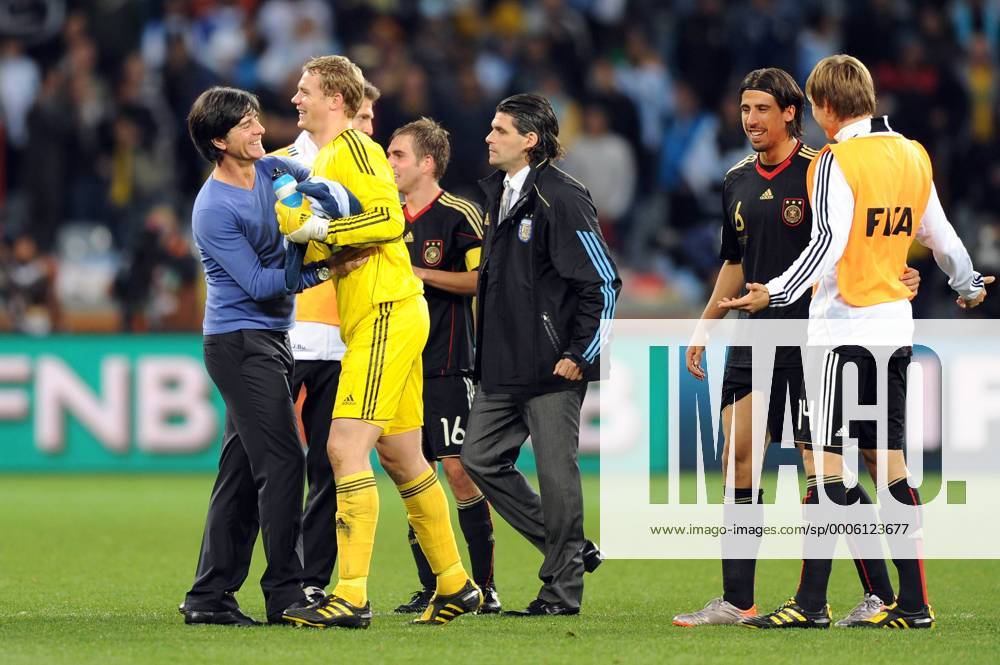 Bundestrainer Joachim LOEW (GER) gratuliert seinen Spieler-hier Manuel NEUER (Torwart GER) nach dem Spiel-2.re:Sami KHEDIRA (GER) und re. Holger BADSTUBER (GER). Argentinien (ARG)-Deutschland (GER). Viertelfinale,Round of 8,Fifa World Cup 2010,03.07.2010. o0 Nationaltrainer Trainer Jubel Freude
