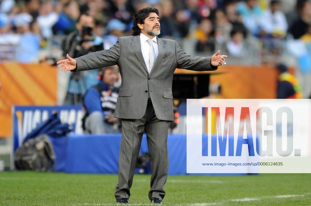 Diego MARADONA (ARG), Trainer ,ganze Figur,ratlos,Enttaeuschung,Frust,enttaeuscht,frustriert,niedergeschlagen, Argentinien - Deutschland o0 Trainer Nationaltrainer
