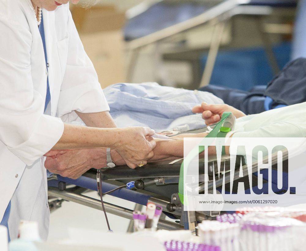 AUT, 2014-03-24; REPORTAGE FEATURE BLUTSPENDEN GESUNDHEIT MEDIZIN: FEATURES BLUTSPENDEDIENST TIROL - MENSCHEN SPENDEN BLUT IN DER VOLKSSCHULE THIERSEE (rights managed);