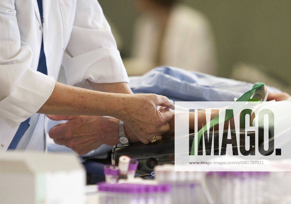 AUT, 2014-03-24; REPORTAGE FEATURE BLUTSPENDEN GESUNDHEIT MEDIZIN: FEATURES BLUTSPENDEDIENST TIROL - MENSCHEN SPENDEN BLUT IN DER VOLKSSCHULE THIERSEE (rights managed);