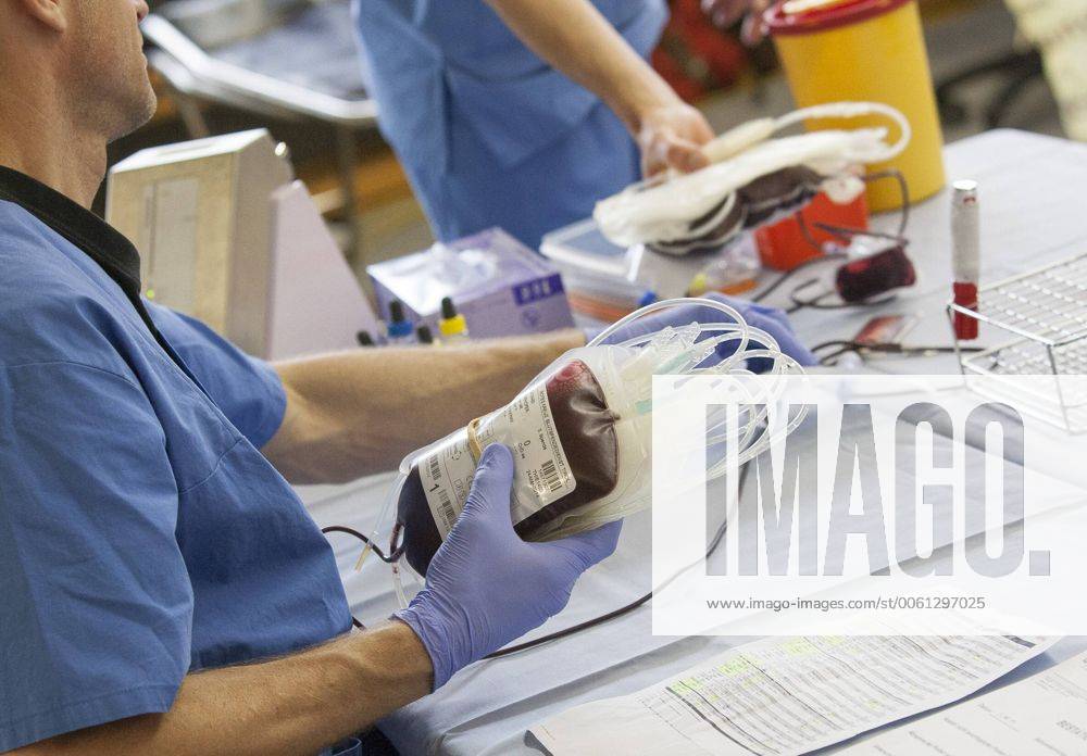 AUT, 2014-03-24; REPORTAGE FEATURE BLUTSPENDEN GESUNDHEIT MEDIZIN: FEATURES BLUTSPENDEDIENST TIROL - MENSCHEN SPENDEN BLUT IN DER VOLKSSCHULE THIERSEE (rights managed);