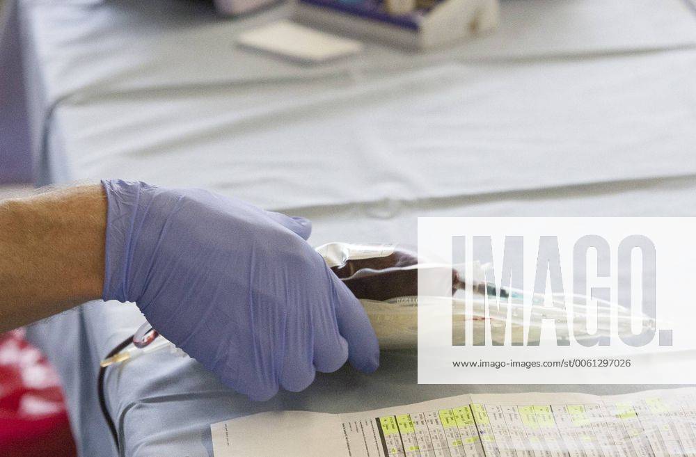 AUT, 2014-03-24; REPORTAGE FEATURE BLUTSPENDEN GESUNDHEIT MEDIZIN: FEATURES BLUTSPENDEDIENST TIROL - MENSCHEN SPENDEN BLUT IN DER VOLKSSCHULE THIERSEE (rights managed);