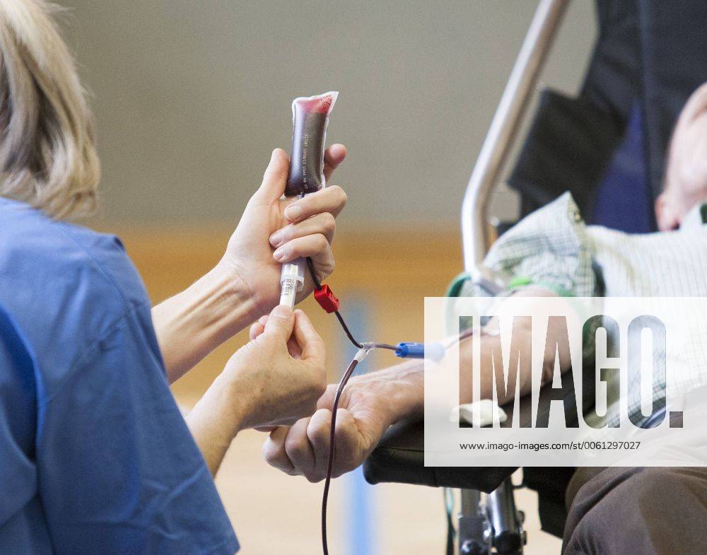 AUT, 2014-03-24; REPORTAGE FEATURE BLUTSPENDEN GESUNDHEIT MEDIZIN: FEATURES BLUTSPENDEDIENST TIROL - MENSCHEN SPENDEN BLUT IN DER VOLKSSCHULE THIERSEE (rights managed);
