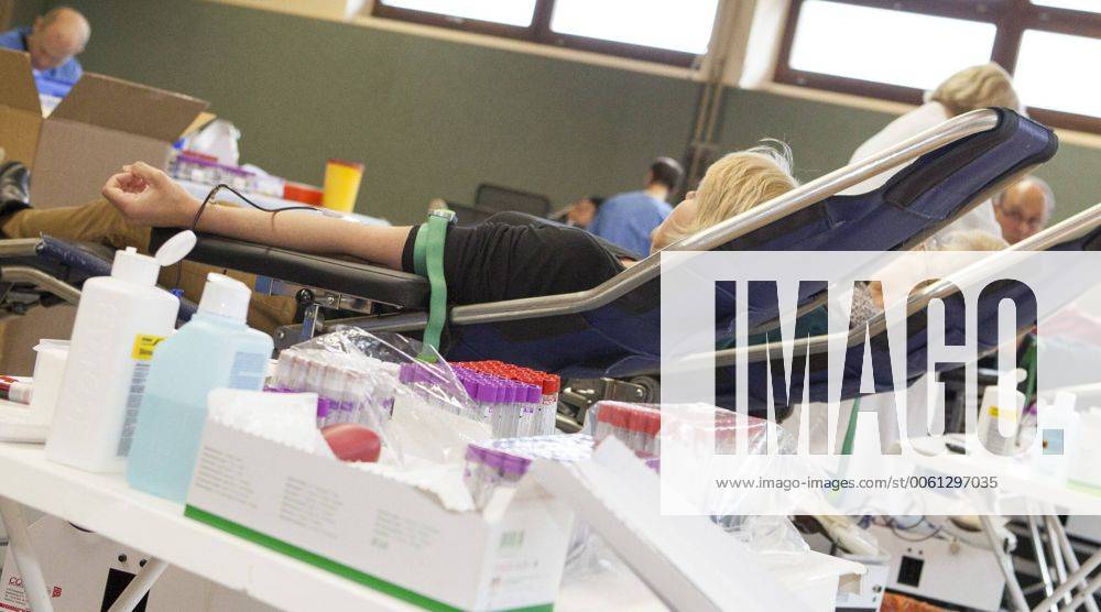 AUT, 2014-03-24; REPORTAGE FEATURE BLUTSPENDEN GESUNDHEIT MEDIZIN: FEATURES BLUTSPENDEDIENST TIROL - MENSCHEN SPENDEN BLUT IN DER VOLKSSCHULE THIERSEE (rights managed);