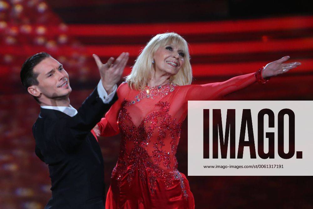 Cindy Berger (Schlagersaengerin) und Taenzer Marius Iepure tanzen Langsamer Walzer ?Leg Deinen Arm um mich? , RTL-Live-Show -Let-s Dance 2014, 1. Sendung, 7. Staffel, Koeln, 28.3.2014 , EP_rrz