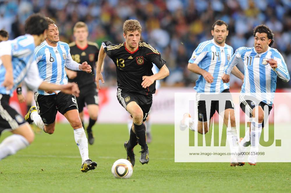 Thomas MUELLER Mitte (GER),Aktion,Zweikampf gegen v.li:Gabriel HEINZE (ARG) ,Javier MASCHERANO (ARG) ,Carlos TEVEZ (ARG) . Argentinien (ARG)-Deutschland (GER). Viertelfinale,Round of 8,Fifa World Cup 2010