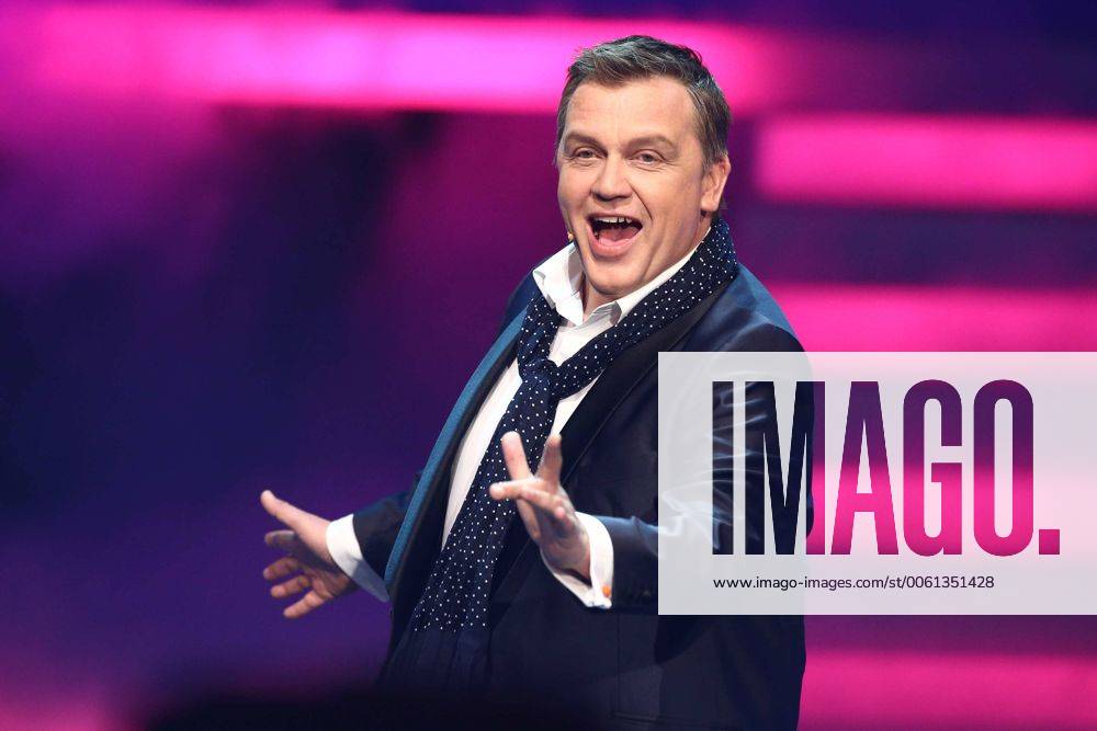 ZDF - Wetten, dass...? Entertainer Hape Kerkeling ( eigentl. Hans-Peter Wilhelm Kerkeling ) während der ZDF - Sendung Wetten , dass...? am 05.04.2014 live aus Offenburg.