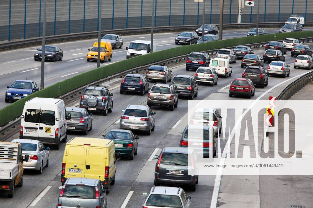 Stau im Verkehr mit Autos auf einer Autobahn Strasse McPBBO McPBBO