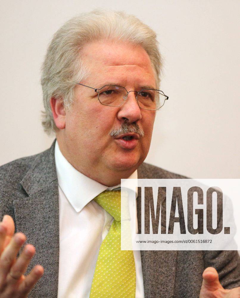 Römische Truppen in Thüringen 09.05.14 , Weimar, Pressekonferenz zu Funden aus der Römerzeit in Hachelbich im Bild: Dr.Ostritz, Präsident des Landesamtes für Denkmalpflege und Archäologie