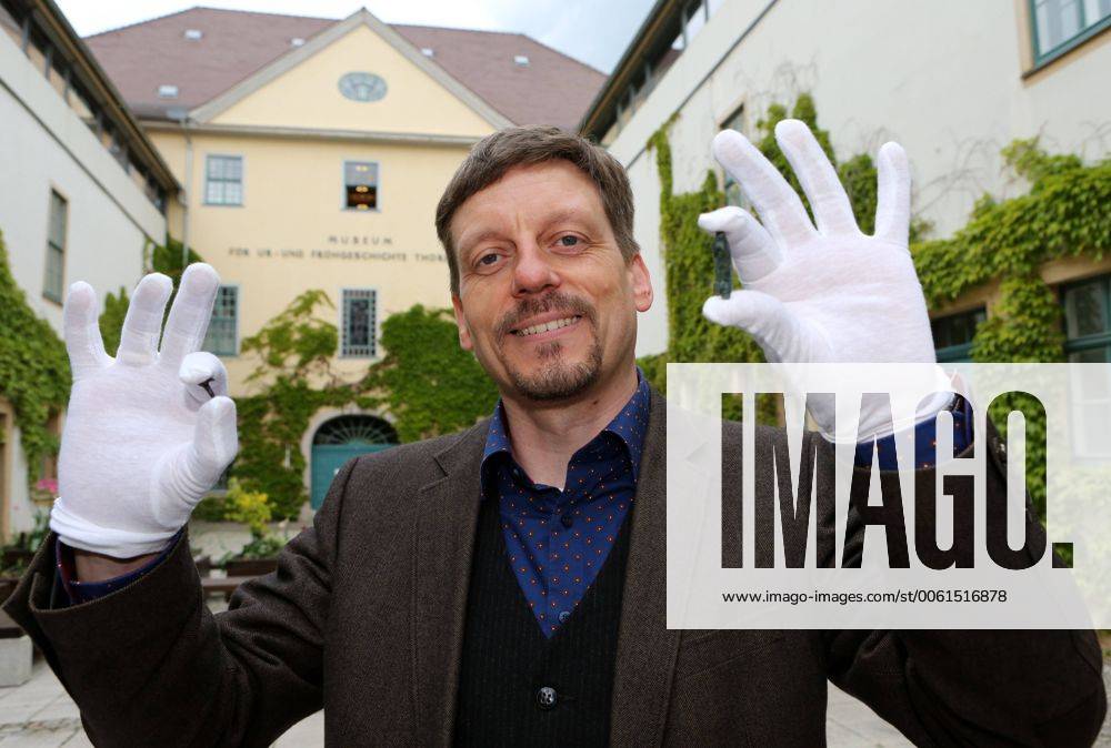 Römische Truppen in Thüringen 09.05.14 , Weimar, Pressekonferenz zu Funden aus der Römerzeit in Hachelbich im Bild: Dr.Mario Küssner (45) mit Fundstücken aus Hachelbich, die beweisen, dass die Römer in Thüringen waren