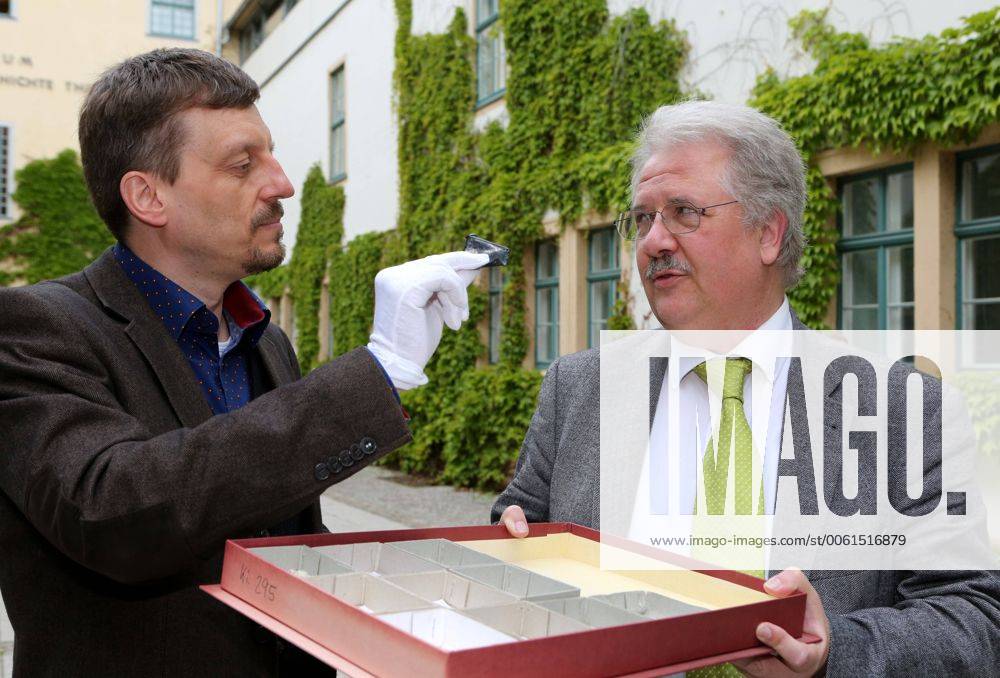Römische Truppen in Thüringen 09.05.14 , Weimar, Pressekonferenz zu Funden aus der Römerzeit in Hachelbich im Bild: Dr.Mario Küssner (45) und Dr.Ostritz, Präsident des Landesamtes für Denkmalpflege und Archäologie, mit Fundstücken aus Hachelbich, die beweisen, dass die Römer in Thüringen waren