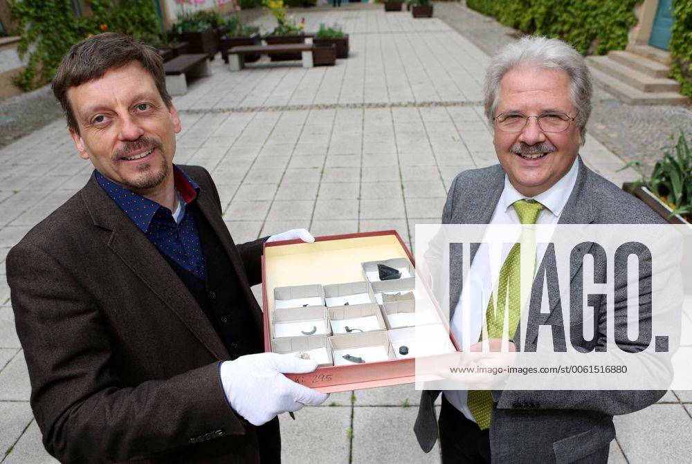 Römische Truppen in Thüringen 09.05.14 , Weimar, Pressekonferenz zu Funden aus der Römerzeit in Hachelbich im Bild: Dr.Mario Küssner (45) und Dr.Ostritz, Präsident des Landesamtes für Denkmalpflege und Archäologie, mit Fundstücken aus Hachelbich, die beweisen, dass die Römer in Thüringen waren