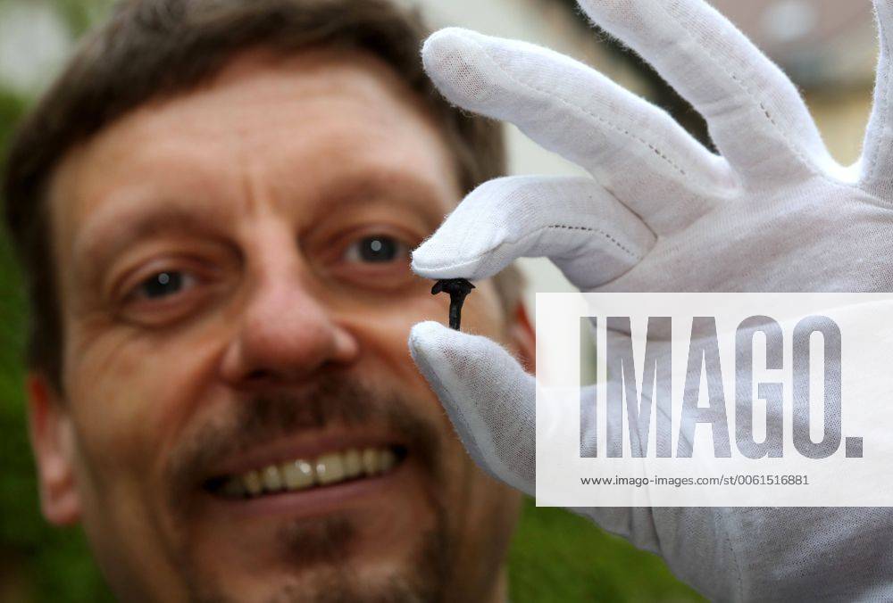 Römische Truppen in Thüringen 09.05.14 , Weimar, Pressekonferenz zu Funden aus der Römerzeit in Hachelbich im Bild: Dr.Mario Küssner (45) mit Fundstücken aus Hachelbich, die beweisen, dass die Römer in Thüringen waren