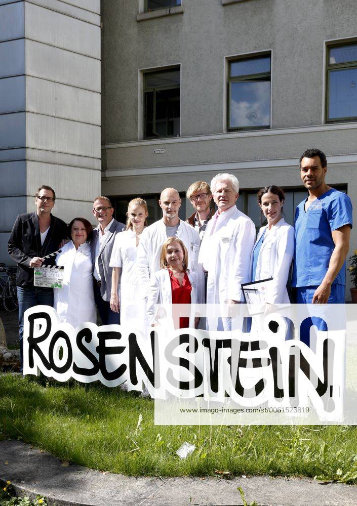 Pressetermin zur ZDF Fernsehserie Dr. Klein Bild mitte = Hauptdarsteller Simon Licht ( Dr. Barnd Lang), Christine Urspruch (Kinderarzt Dr. Valerie Klein), Miroslav Nemec ( Prof. Dr. Magnus Eisner) zusammen mit Filmmitarbeitern und Mitarbeitern der Produktion Dr. Klein - Pressetermin am Set der neuen ZDF Familien- und Krankenhausserie im Buergerhospital ( im Film = Rosensteinklinik ) Stuttgart am 14.05.29014.