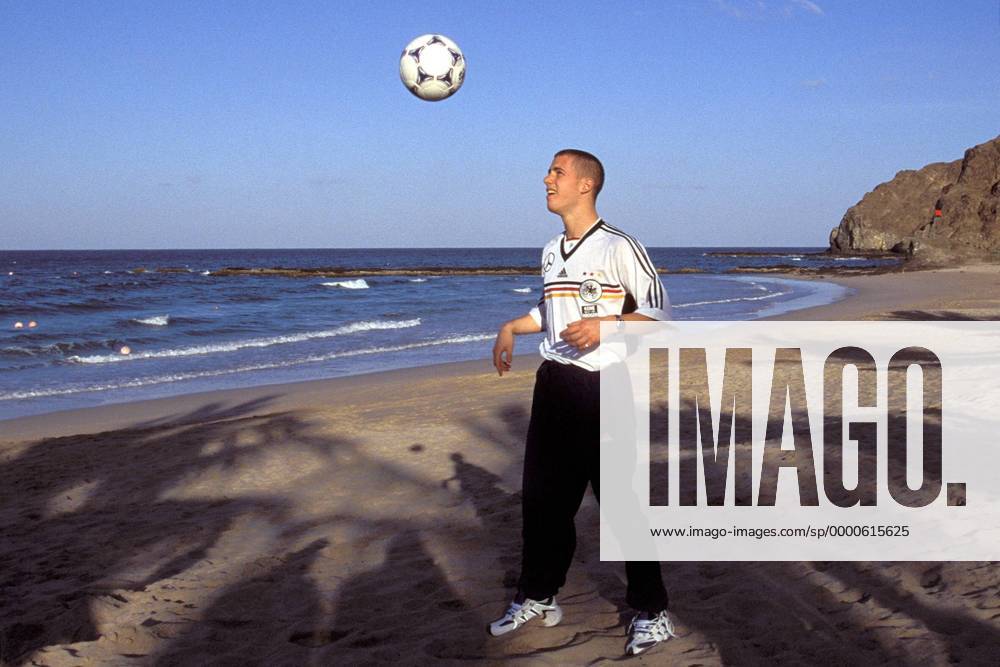 Lars Ricken (Deutschland) jongliert einen Ball am Strand Fußball Herren Länderspielreise 1998, Nationalmannschaft, Nationalteam, Nationaltrikot Totale Ta Qali