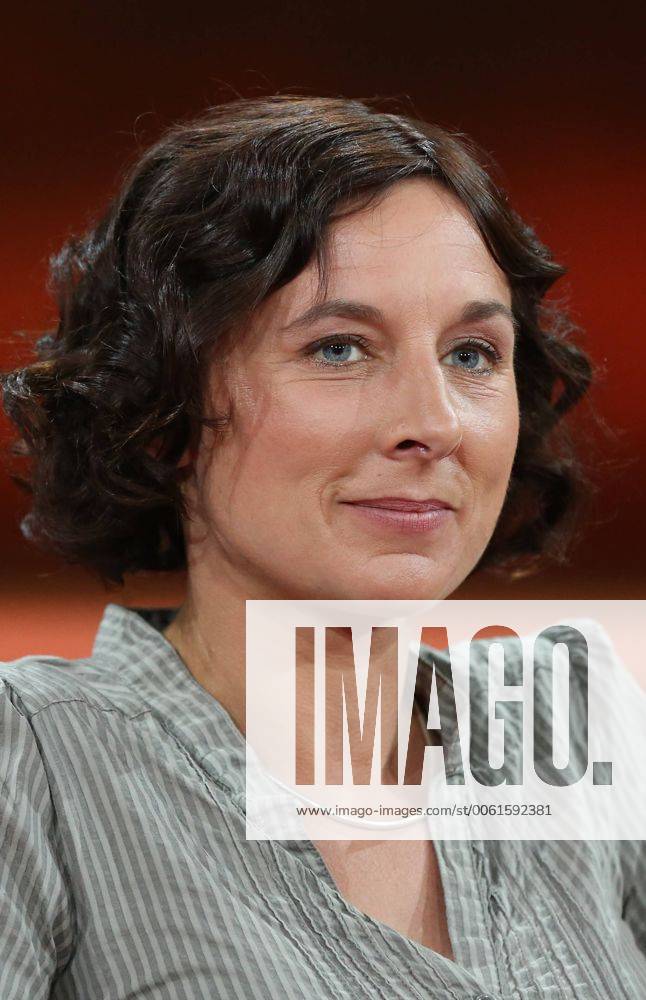 Juli Zeh (Schriftstellerin, Juristin) in der ARD-Talkshow GÜNTHER JAUCH am 25.05.2014 in Berlin Thema der Sendung: Die Denkzettel-Wahl Ð Abrechnung mit Europa?
