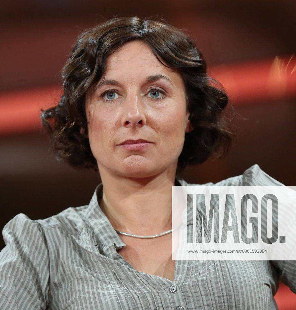 Juli Zeh (Schriftstellerin, Juristin) in der ARD-Talkshow GÜNTHER JAUCH am 25.05.2014 in Berlin Thema der Sendung: Die Denkzettel-Wahl Ð Abrechnung mit Europa?